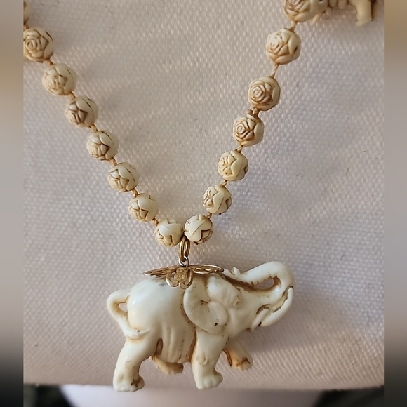Retro Boho Resin Beaded Elephant and carved roses Necklace. - Picture 10 of 11